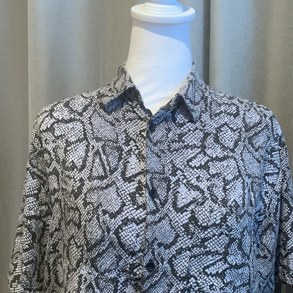 Urban Outfitters Snake Skin Design Button Down Shortsleeved Top Size Small - Picture 3 of 13